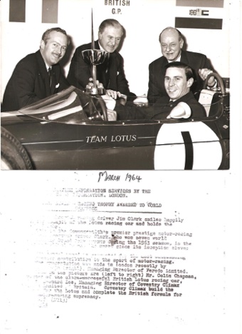 Remise du Racing Trophy Award 1964 à Jim  en présence de Colin Chapman et des instances sportives mondiales